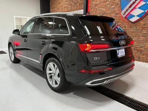 Mythos Black Metallic 2023 Audi Q7 45 Premium