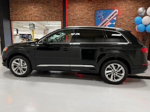 Mythos Black Metallic 2023 Audi Q7 45 Premium