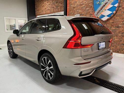 2025 Volvo XC60 B5 Plus