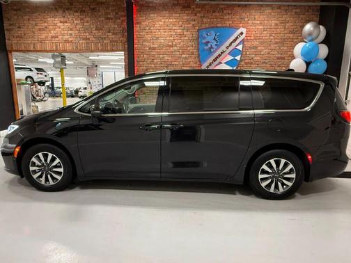 2023 Chrysler Pacifica Hybrid Touring L