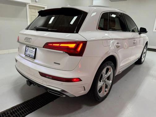 Ibis White 2023 Audi Q5 45 S line Premium Plus