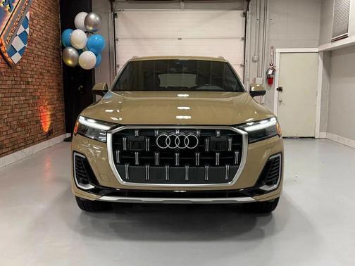 Sakhir Gold Metallic 2025 Audi Q7 55 Premium Plus