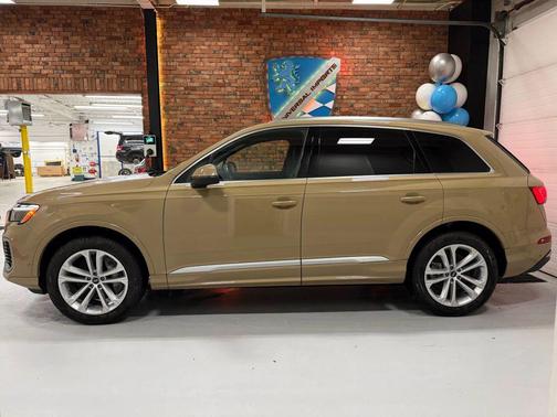 Sakhir Gold Metallic 2025 Audi Q7 55 Premium Plus
