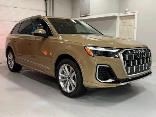Sakhir Gold Metallic 2025 Audi Q7 55 Premium Plus