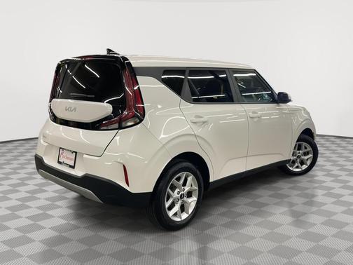 Snow White Pearl 2025 Kia Soul LX