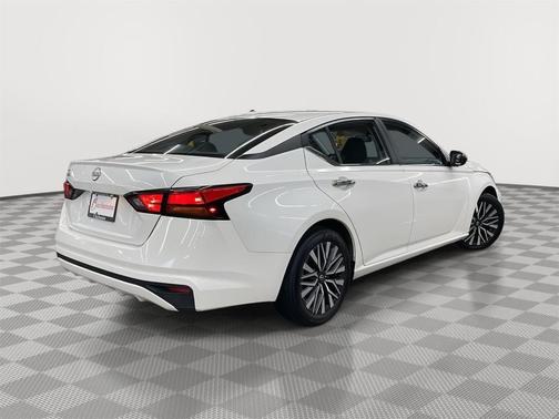 Pearl White Tri-Coat 2025 Nissan Altima SV