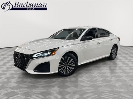 Pearl White Tri-Coat 2025 Nissan Altima SV