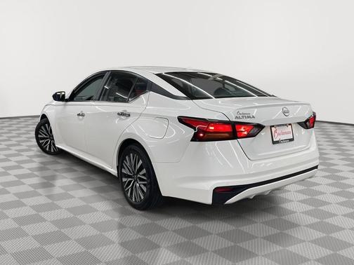 Pearl White Tri-Coat 2025 Nissan Altima SV