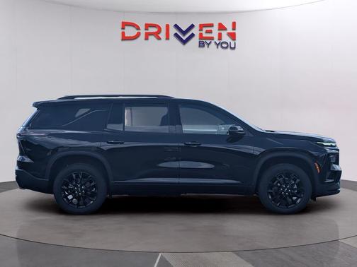 Mosaic Black Metallic 2026 Chevrolet Traverse LT