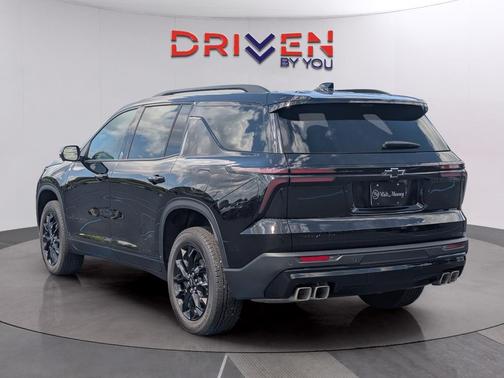 Mosaic Black Metallic 2026 Chevrolet Traverse LT