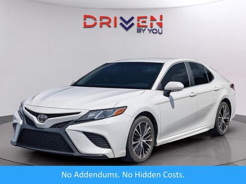 Super White 2018 Toyota Camry SE