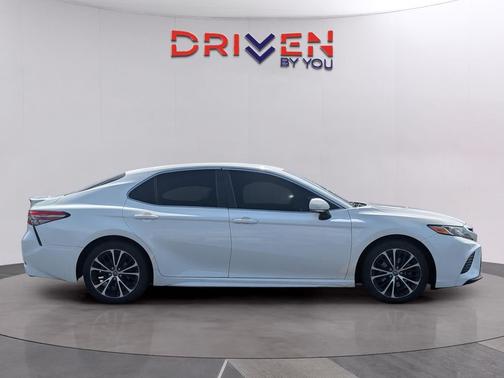 Super White 2018 Toyota Camry SE