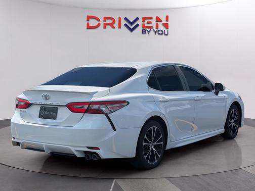 Super White 2018 Toyota Camry SE