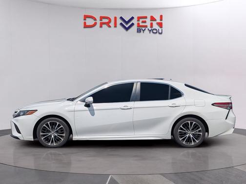 Super White 2018 Toyota Camry SE