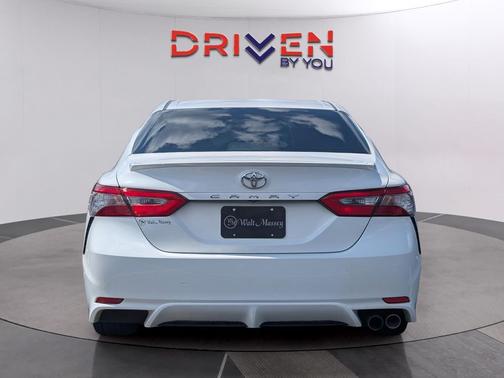 Super White 2018 Toyota Camry SE