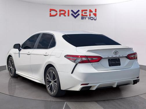 Super White 2018 Toyota Camry SE