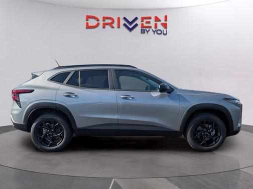 Sterling Gray Metallic 2026 Chevrolet Trax LT