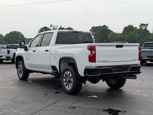 Summit White 2026 Chevrolet Silverado 2500 Custom