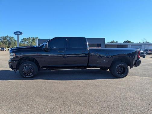 2024 RAM 3500 Laramie Crew Cab 4x4 8' Box