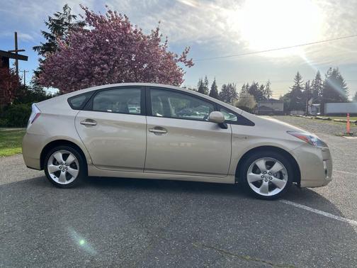 Gold 2010 Toyota Prius IV