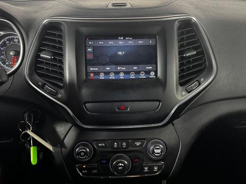 Diamond Black Crystal Pearlcoat 2019 Jeep Cherokee Latitude