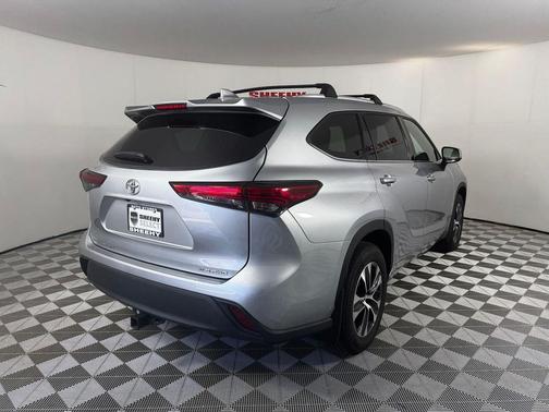 Celestial Silver Metallic 2022 Toyota Highlander XLE