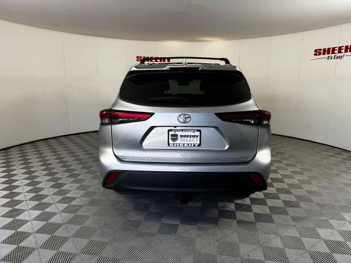 Celestial Silver Metallic 2022 Toyota Highlander XLE