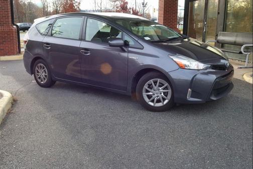 2016 Toyota Prius v Five