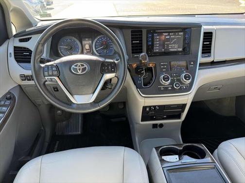 2017 Toyota Sienna XLE