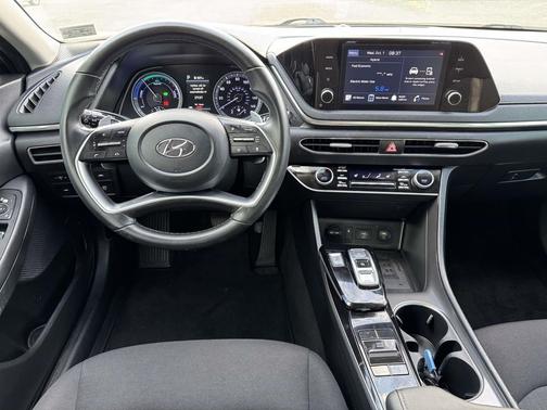 2022 Hyundai SONATA Hybrid SE