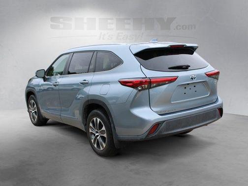 Moon Dust 2023 Toyota Highlander Hybrid XLE