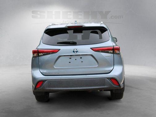 Moon Dust 2023 Toyota Highlander Hybrid XLE