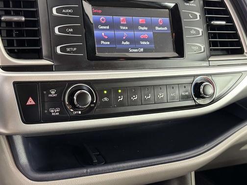 Celestial Silver Metallic 2019 Toyota Highlander LE