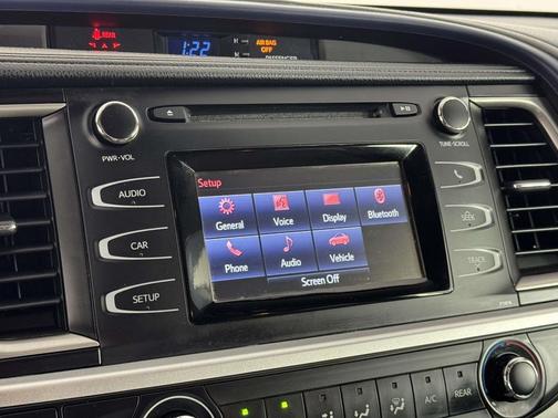 Celestial Silver Metallic 2019 Toyota Highlander LE