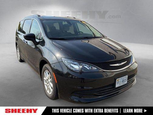Brilliant Black Crystal Pearlcoat 2017 Chrysler Pacifica Touring