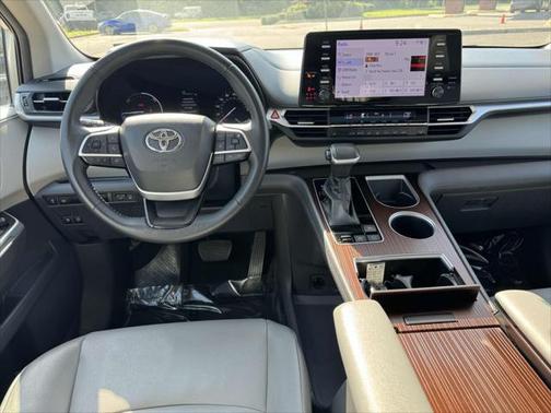 2023 Toyota Sienna XLE 8 Passenger