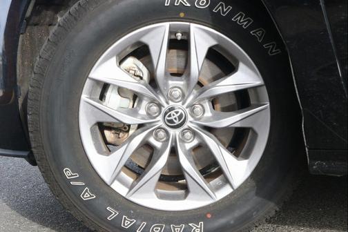 2024 Toyota Sienna LE