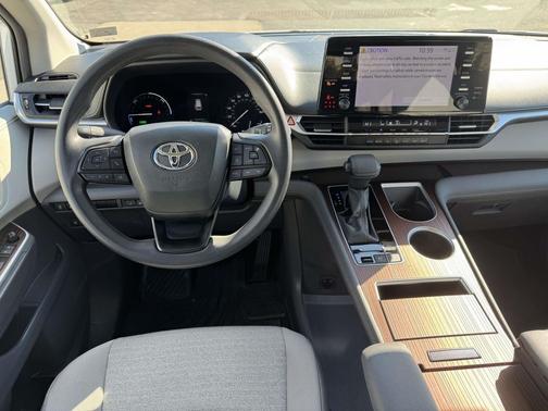 2024 Toyota Sienna LE