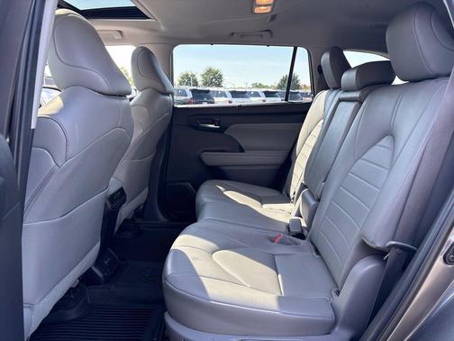 Magnetic Gray Metallic 2023 Toyota Highlander XLE