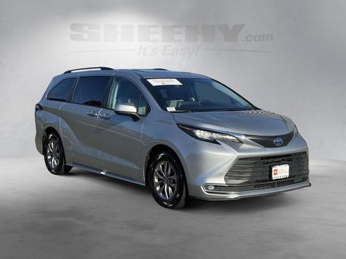 2023 Toyota Sienna XLE 8 Passenger