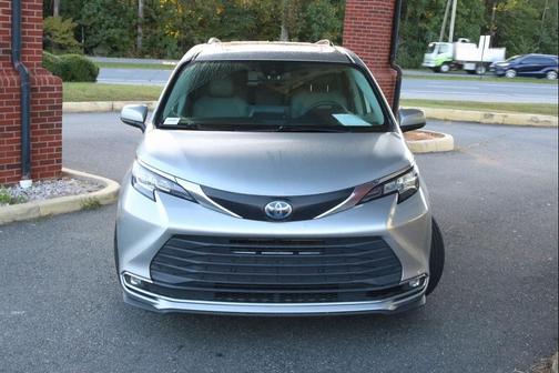 2023 Toyota Sienna XLE 8 Passenger