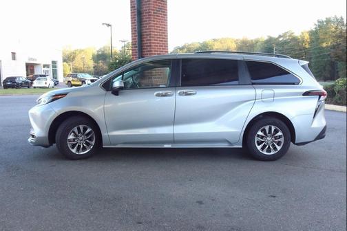 2023 Toyota Sienna XLE 8 Passenger