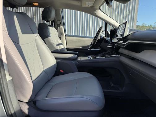 2023 Toyota Sienna XLE 8 Passenger