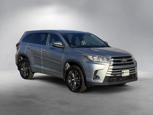 Celestial Silver Metallic 2018 Toyota Highlander LE