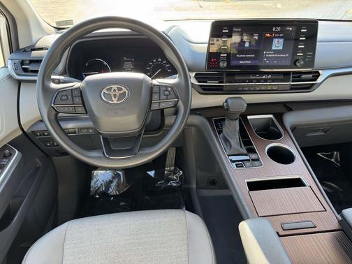 2023 Toyota Sienna LE