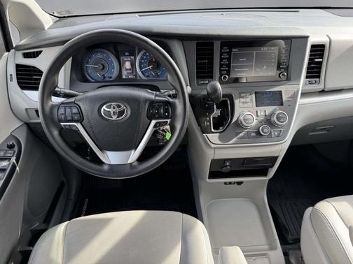 2020 Toyota Sienna SE