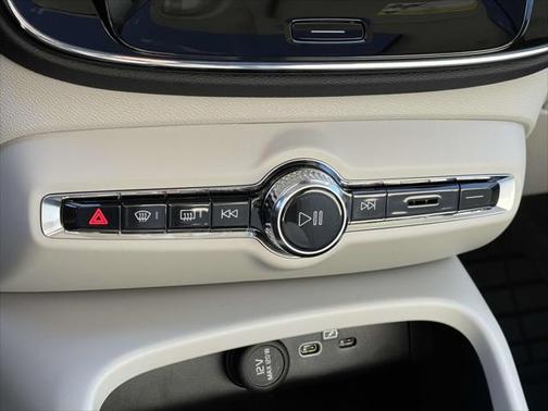 2024 Volvo XC40 B5 Ultimate Bright Theme