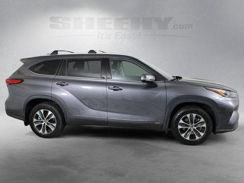 Magnetic Gray Metallic 2022 Toyota Highlander Hybrid XLE