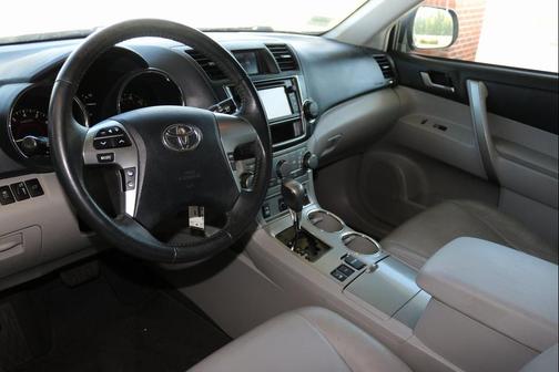 2013 Toyota Highlander SE