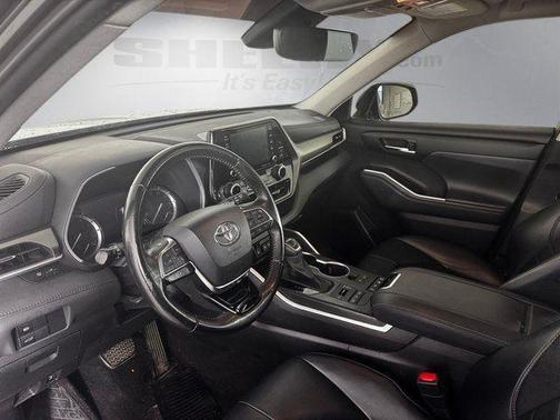 Midnight Black Metallic 2021 Toyota Highlander XLE
